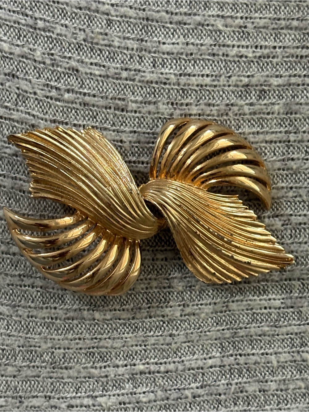 Vintage gold tone textured ribbon bow brooch